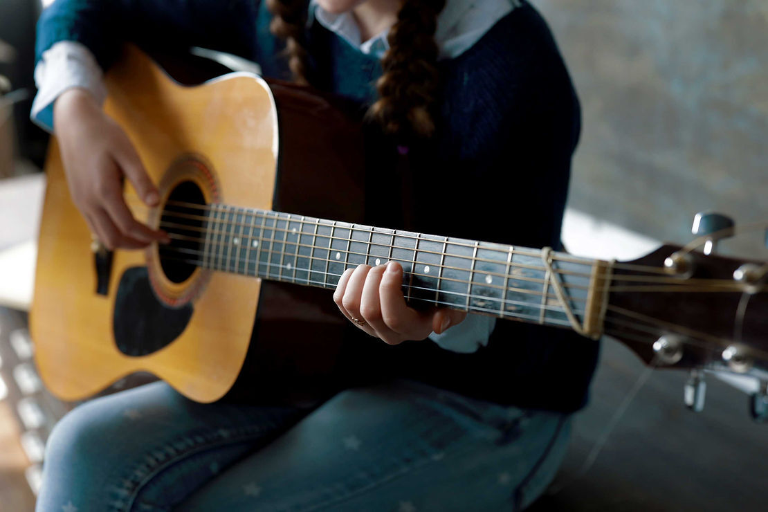 Exploring the Advantages of Starting with Acoustic Guitar Lessons in Toronto