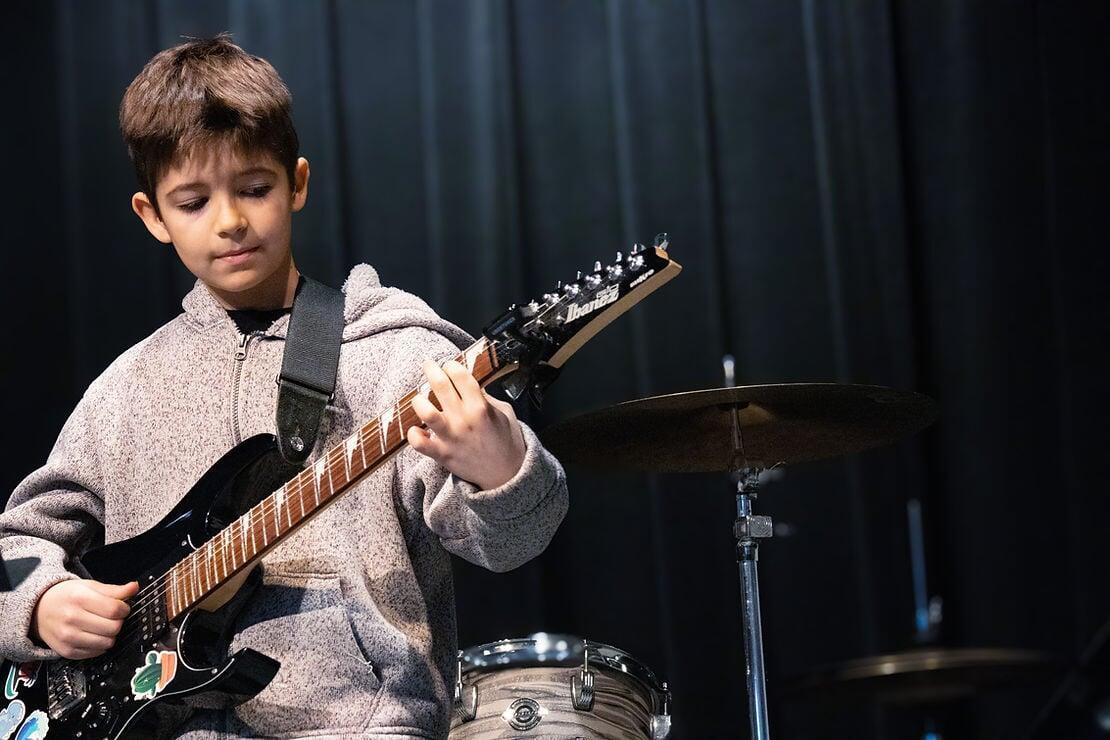 How to Read Guitar Tabs: Beginner’s Guide to Playing Music