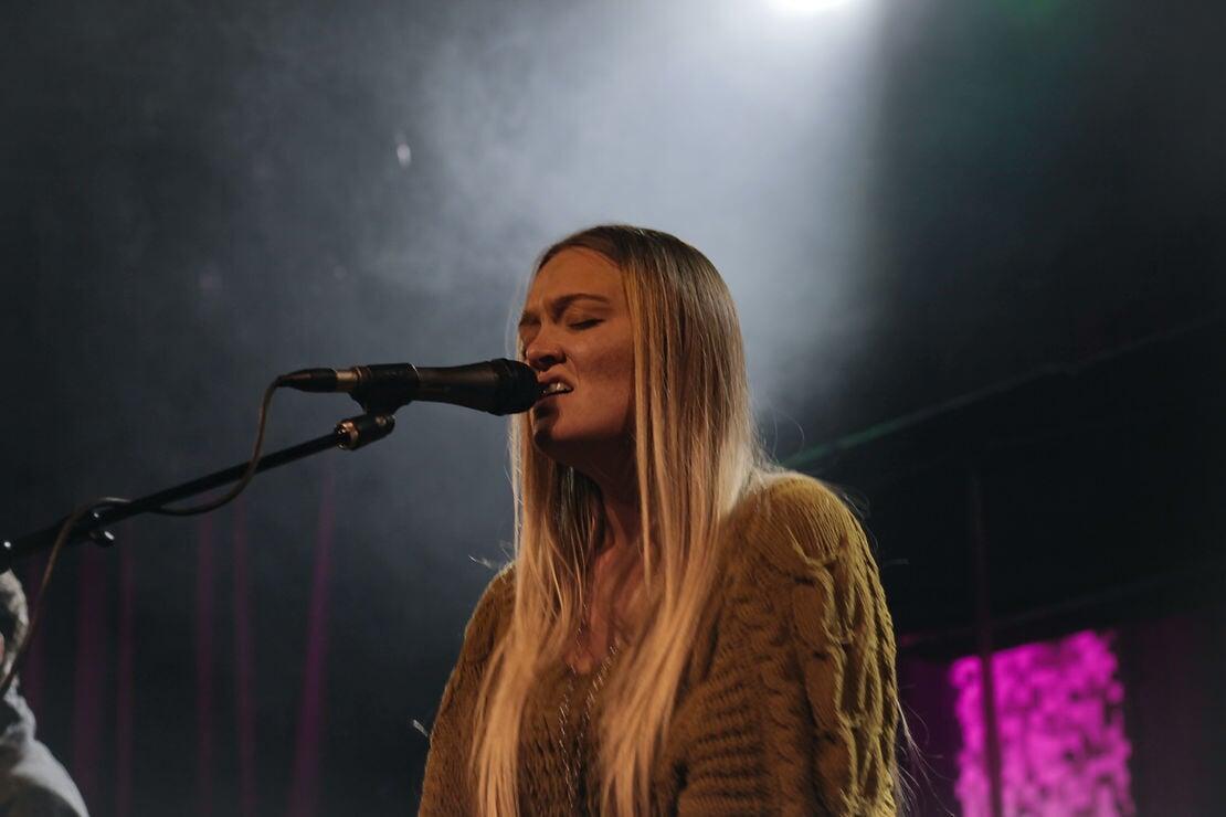 9 Best Vocal Warm Ups for Singers to Improve Tone & Range