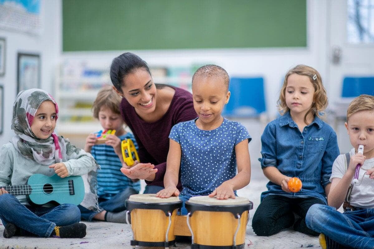 7 Benefits of Music Lessons for Kids: Brain, Confidence & Learning